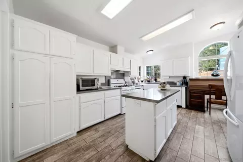 Kitchen - 20855 Cinnamon Dr, Jamul, CA 91935 photo 1 of 6