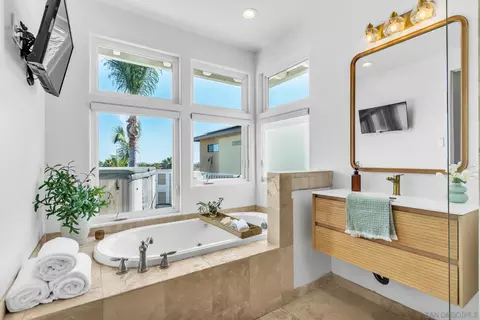 Bath - 1809 Ivy, Oceanside, CA 92054 photo 4 of 7