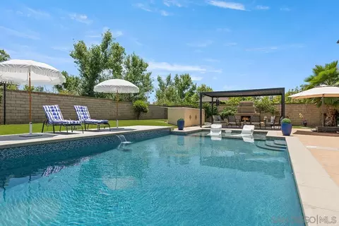 Exterior - 2340 Douglaston Gln, Escondido, CA 92026 photo 2 of 14