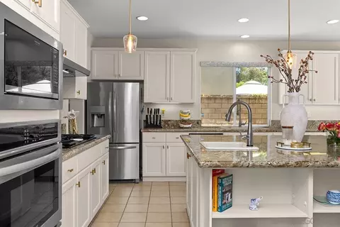 Kitchen - 2340 Douglaston Gln, Escondido, CA 92026 photo 2 of 5