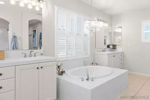 Bath - 2340 Douglaston Gln, Escondido, CA 92026 photo 2 of 6