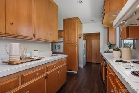 Kitchen - 304 La Veta Ave, Encinitas, CA 92024 photo 3 of 3