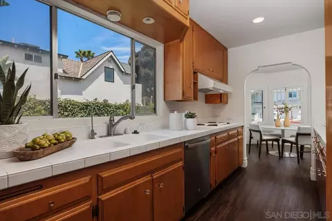 Kitchen - 304 La Veta Ave, Encinitas, CA 92024 photo 2 of 3