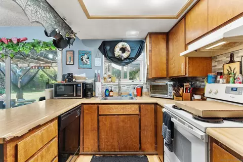 Kitchen - 2750 White Ave, Chico, CA 95973 photo 4 of 10