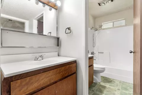 Bath - 2750 White Ave, Chico, CA 95973 photo 5 of 8