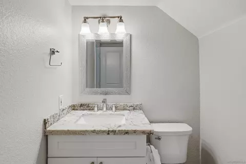 Bath - 633 Thunder Gln, Escondido, CA 92027 photo 1 of 3