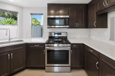 Kitchen - 633 Thunder Gln, Escondido, CA 92027 photo 2 of 4
