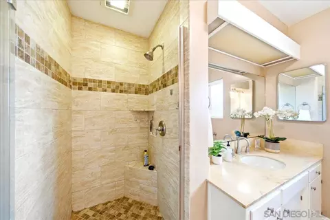 Bath - 3195 Purer Rd, Escondido, CA 92029 photo 4 of 5