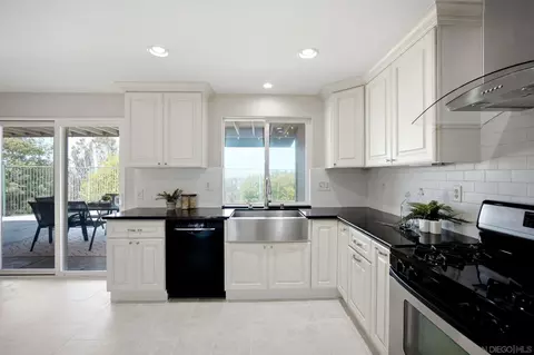 Kitchen - 150 Ridge View Way, Oceanside, CA 92057 photo 5 of 7