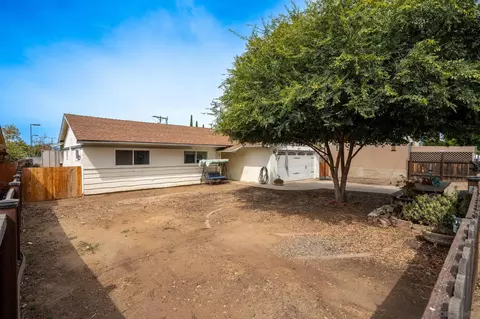 Exterior - 423 5th St, Ramona, CA 92065 photo 5 of 9