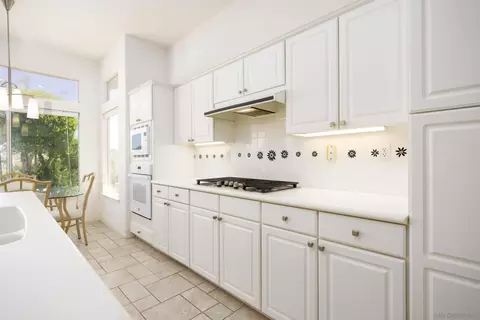 Kitchen - 1221 Palomares Ct, Fallbrook, CA 92028 photo 2 of 7