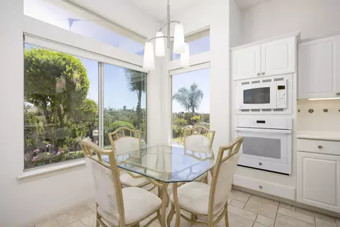 Kitchen - 1221 Palomares Ct, Fallbrook, CA 92028 photo 4 of 7