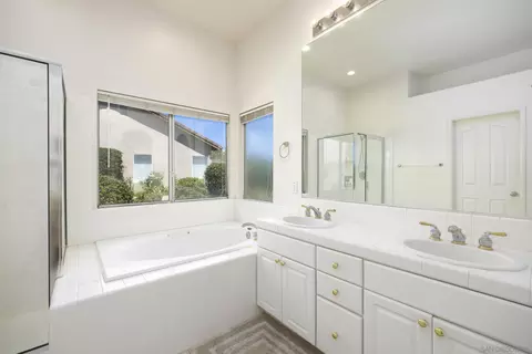 Bath - 1221 Palomares Ct, Fallbrook, CA 92028 photo 2 of 4