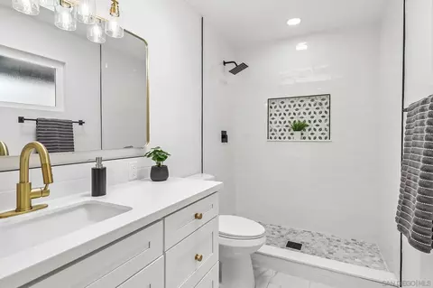 Bath - 767 Jonathon Pl, Escondido, CA 92027 photo 2 of 2