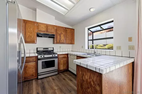 Kitchen - 13335 Sneezy Ct, El Cajon, CA 92021 photo 5 of 7
