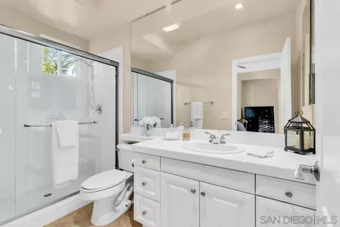 Bath - 17635 Butterfield Trl, Poway, CA 92064 photo 2 of 4