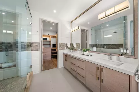 Bath - 5435 Parkview Dr, La Jolla, CA 92037 photo 2 of 6