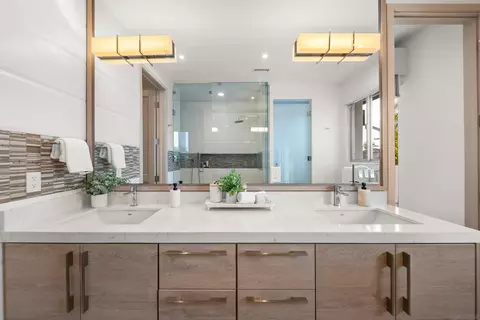 Bath - 5435 Parkview Dr, La Jolla, CA 92037 photo 1 of 6
