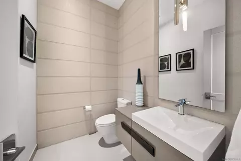 Bath - 5435 Parkview Dr, La Jolla, CA 92037 photo 4 of 6