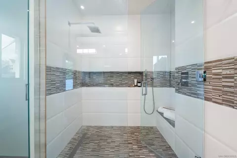 Bath - 5435 Parkview Dr, La Jolla, CA 92037 photo 3 of 6