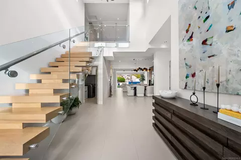 Entry Way - 5435 Parkview Dr, La Jolla, CA 92037 photo 3 of 4