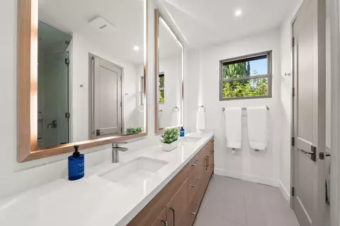 Bath - 5435 Parkview Dr, La Jolla, CA 92037 photo 6 of 6