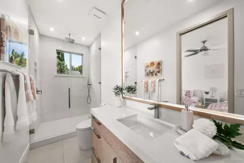 Bath - 5435 Parkview Dr, La Jolla, CA 92037 photo 5 of 6