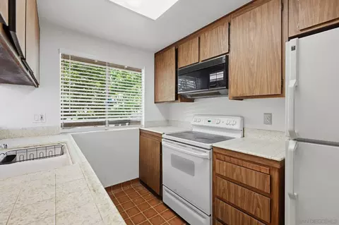 Kitchen - 2504 Wanek Rd #D, Escondido, CA 92027 photo 1 of 2