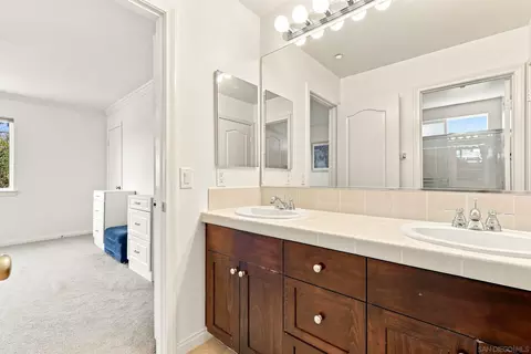 Bath - 10353 Pinion Trl, Escondido, CA 92026 photo 4 of 4