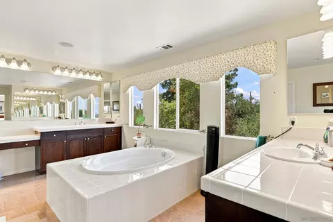 Bath - 10353 Pinion Trl, Escondido, CA 92026 photo 1 of 4