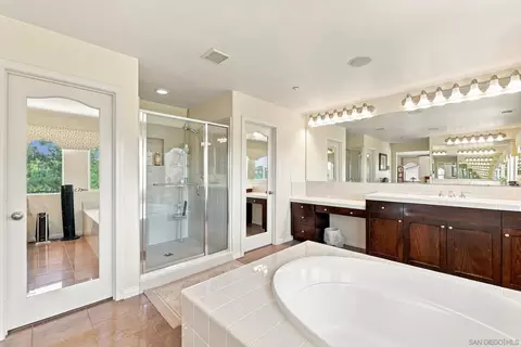 Bath - 10353 Pinion Trl, Escondido, CA 92026 photo 2 of 4