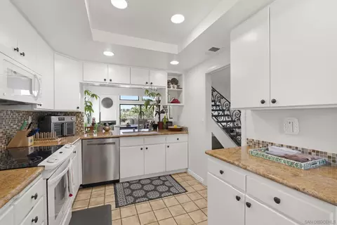 Kitchen - 2501 Navarra #121, Carlsbad, CA 92009 photo 1 of 3