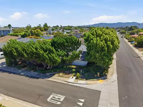 View/Area - 8925 Cliffridge Ave, La Jolla, CA 92037 photo 2 of 9