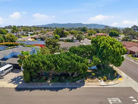 View/Area - 8925 Cliffridge Ave, La Jolla, CA 92037 photo 3 of 9