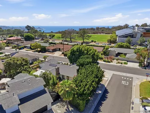 View/Area - 8925 Cliffridge Ave, La Jolla, CA 92037 photo 4 of 9