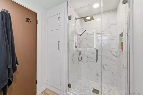 Bath - 404 Bonair St, La Jolla, CA 92037 photo 3 of 7