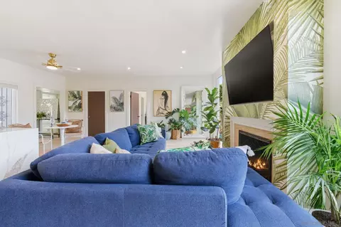 Living - 404 Bonair St, La Jolla, CA 92037 photo 3 of 4