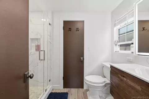 Bath - 404 Bonair St, La Jolla, CA 92037 photo 2 of 7