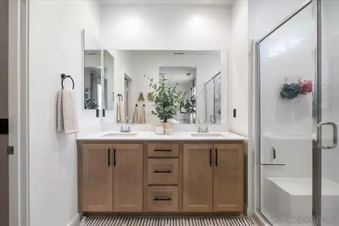Bath - 32383 Tannat Dr, Temecula, CA 92591 photo 2 of 4