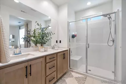 Bath - 32383 Tannat Dr, Temecula, CA 92591 photo 3 of 4