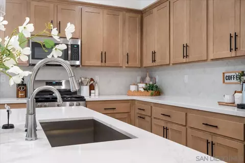 Kitchen - 32383 Tannat Dr, Temecula, CA 92591 photo 2 of 4