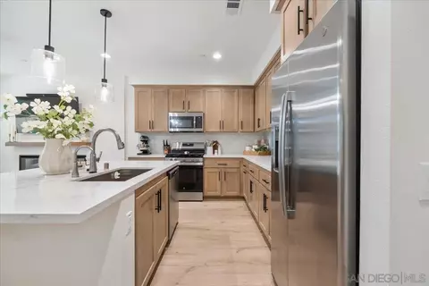 Kitchen - 32383 Tannat Dr, Temecula, CA 92591 photo 3 of 4