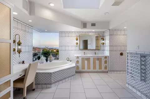 Bath - 1375 Este Vis, Cardiff By The Sea, CA 92007 photo 1 of 4
