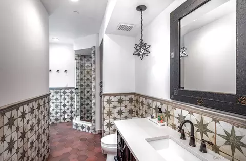 Bath - 1375 Este Vis, Cardiff By The Sea, CA 92007 photo 4 of 4