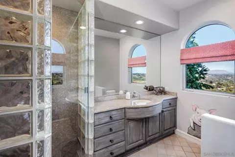 Bath - 1375 Este Vis, Cardiff By The Sea, CA 92007 photo 2 of 4