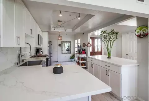 Kitchen - 619 Maze Gln, Escondido, CA 92025 photo 4 of 8