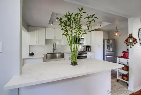 Kitchen - 619 Maze Gln, Escondido, CA 92025 photo 3 of 8