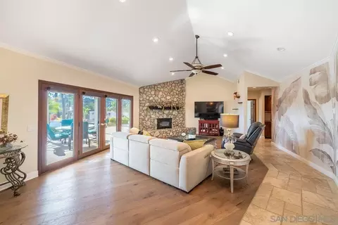 Living - 33 Gateview, Fallbrook, CA 92028 photo 4 of 5