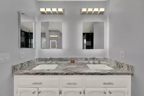 Bath - 1371 Westminster Pl, Escondido, CA 92027 photo 5 of 8