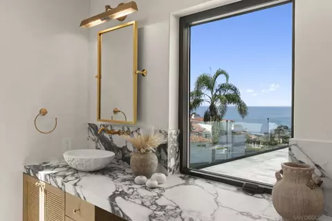 Bath - 7784 Hillside Dr, La Jolla, CA 92037 photo 2 of 7